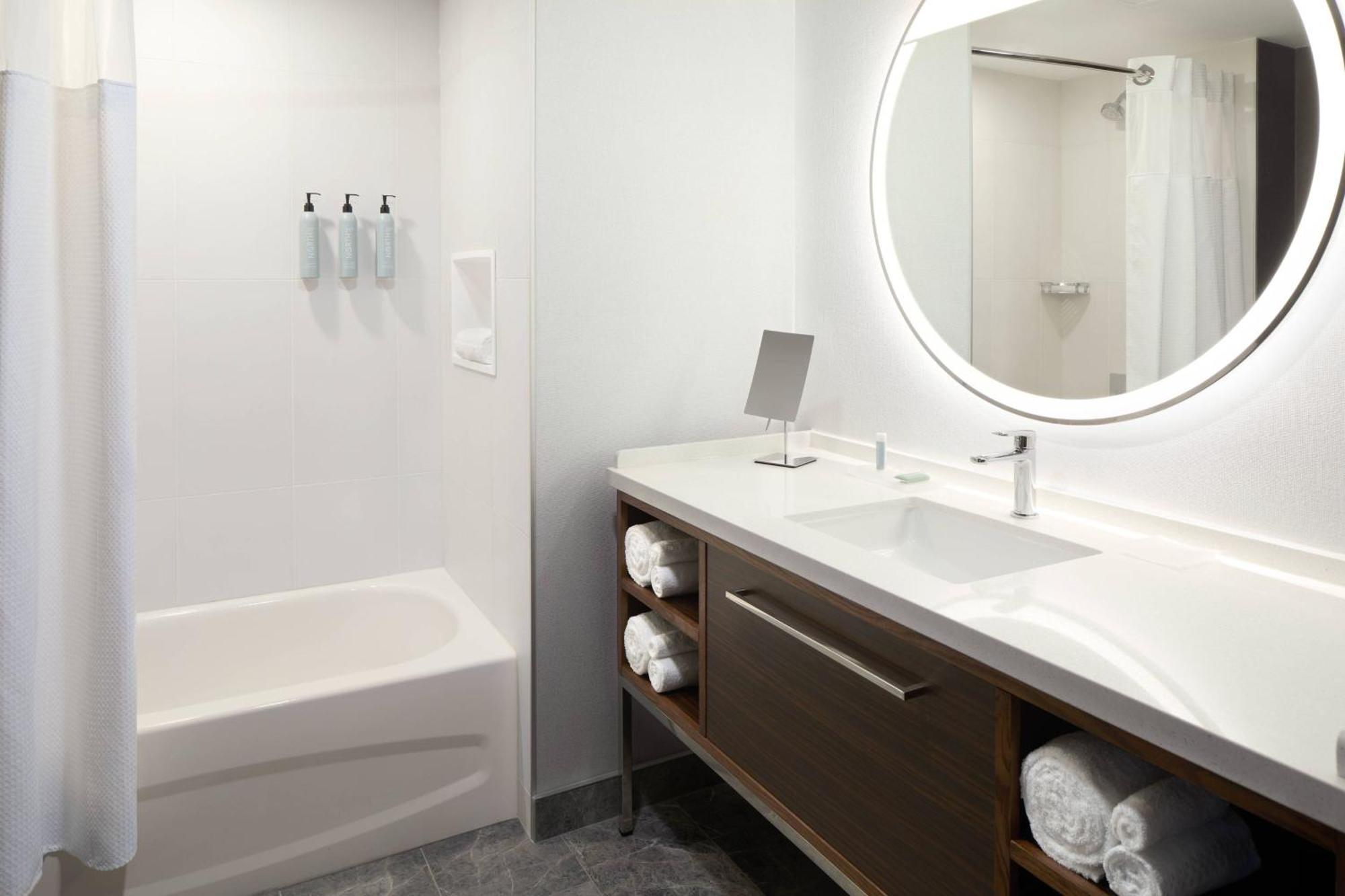 Courtyard By Marriott Montreal Laval Ξενοδοχείο Εξωτερικό φωτογραφία